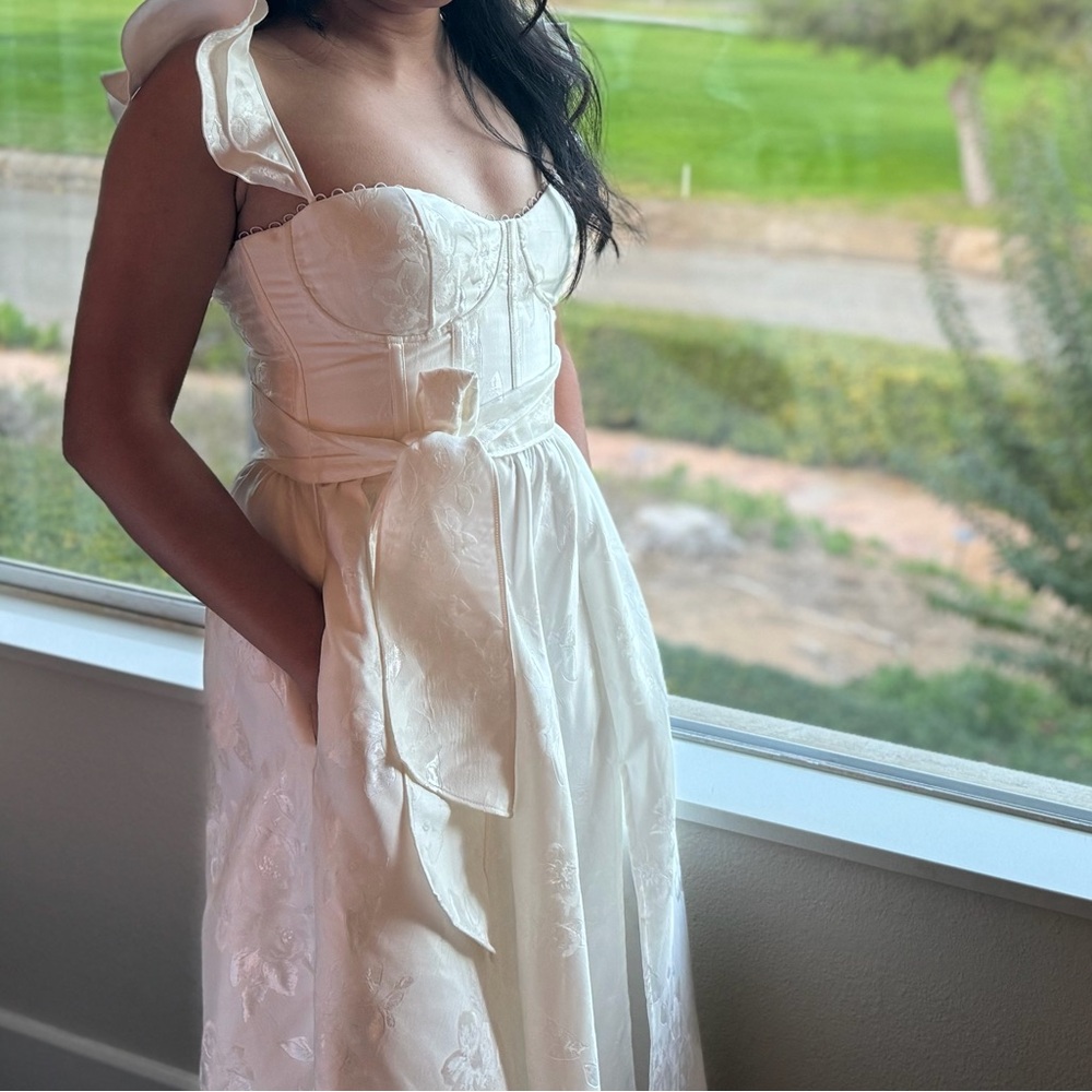 V. Chapman The Vera Dress in White Baroque Floral - Picture 6 of 7